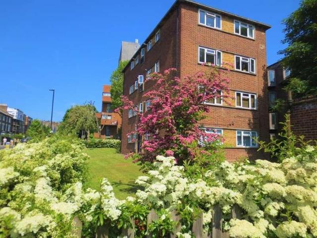 Flat for sale in Finsbury Park, Greater London
