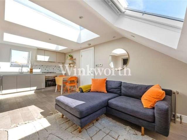 Flat for sale in Brownswood Park, Stoke Newington