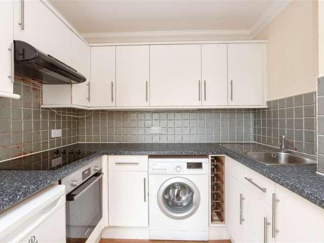 Flat for sale in Red Hill, Surrey