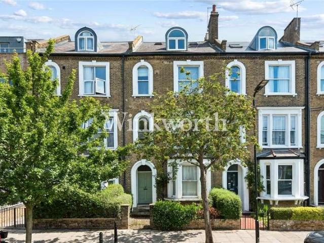 Flat for sale in Brownswood Park, Stoke Newington