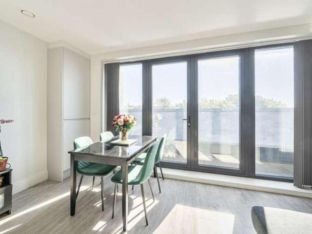 Flat for sale in Pinner, Greater London