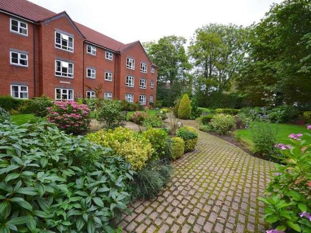 Flat for sale in Roundhay, West Yorkshire