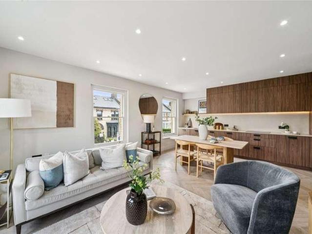 Flat for sale in Balham, Greater London