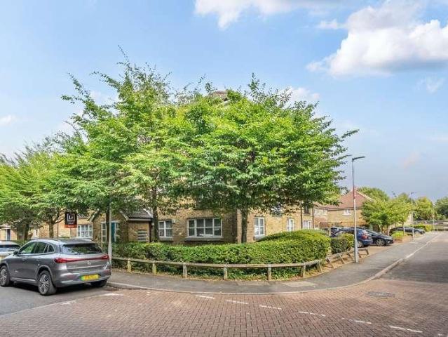 Flat for sale in Ruislip, London Borough of Hillingdon