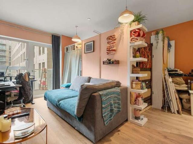 Flat for sale in Upton Park, Greater London