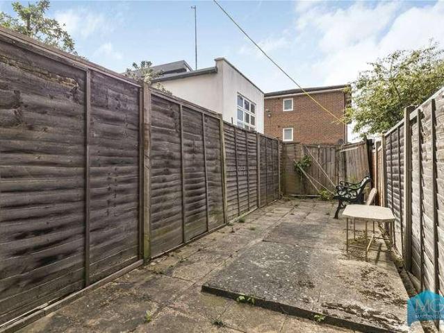 Flat for sale in Colney Hatch, Greater London