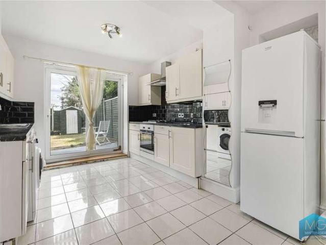 Flat for sale in Brunswick Park, Greater London