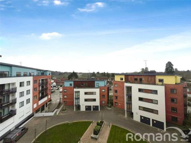 Flat for sale in Heol-las, Surrey