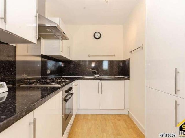Flat for sale in London Borough of Ealing, Greenford