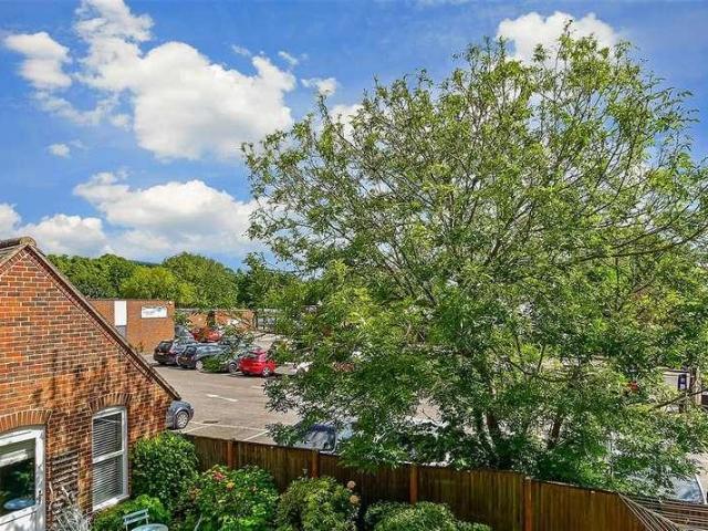 Flat for sale in Arundel, Clapham