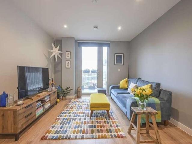 Flat for sale in E16, London