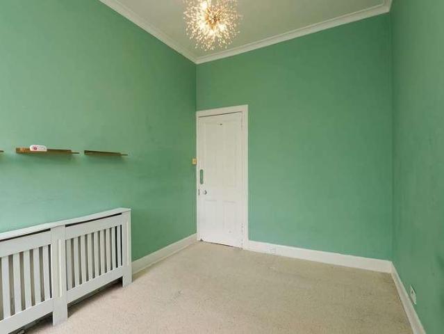 Flat for sale in Broomhill, Scotland