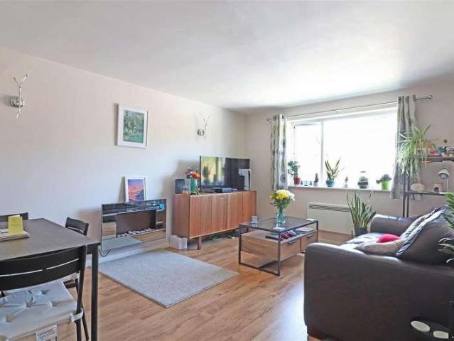 Flat for sale in Red Hill, Surrey