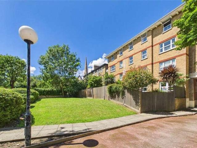 Flat for sale in Tulse Hill, Greater London