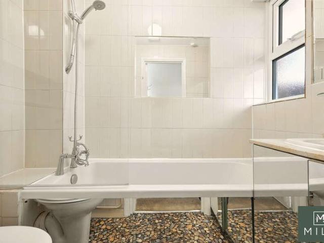 Flat for sale in Brondesbury, Greater London