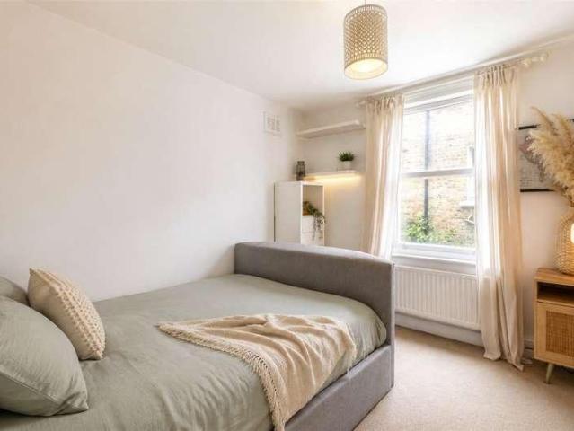 Flat for sale in Clapham, Greater London
