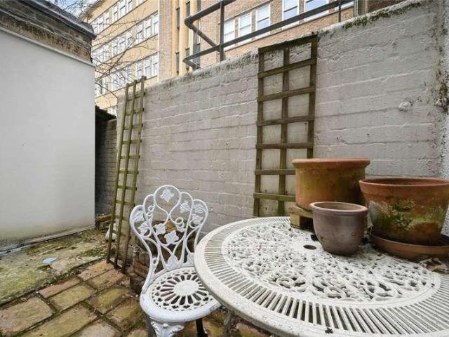 Flat for sale in Shepherd's Bush, Greater London