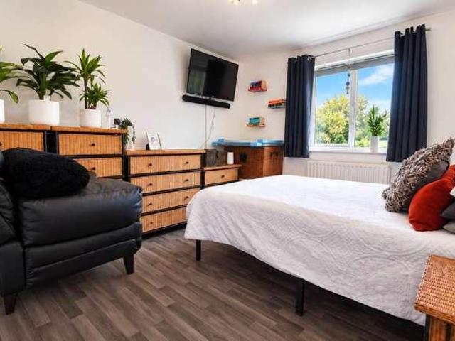 Flat for sale in Hatfield, Fretherne
