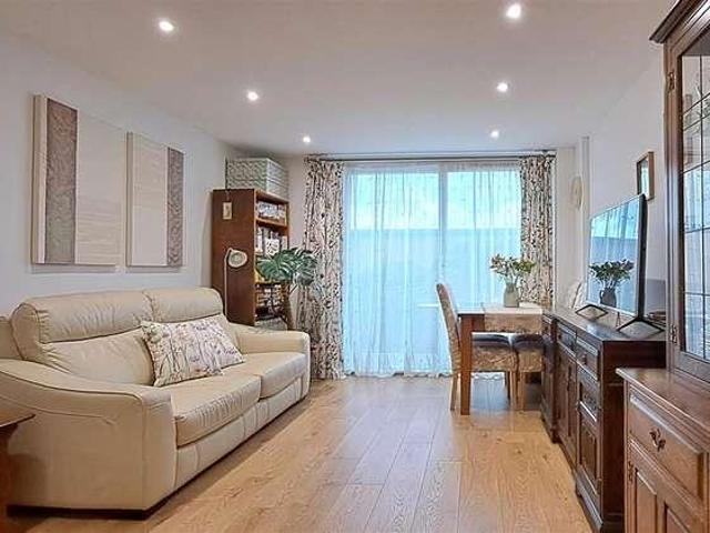 Flat for sale in London Borough of Hounslow, Feltham