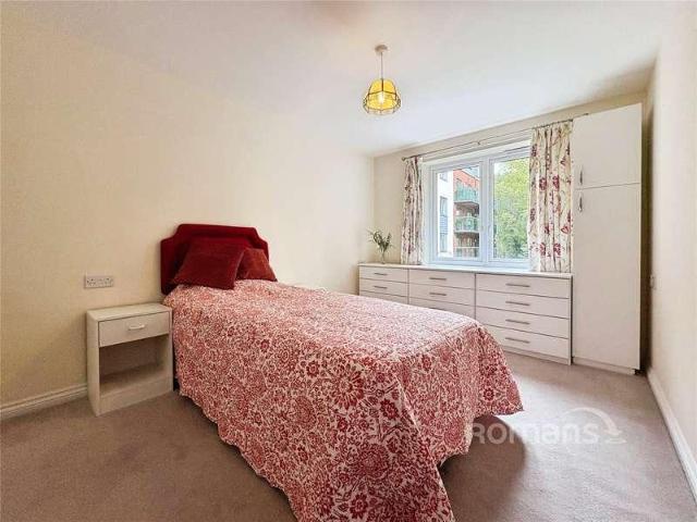 Flat for sale in Heol-las, Surrey