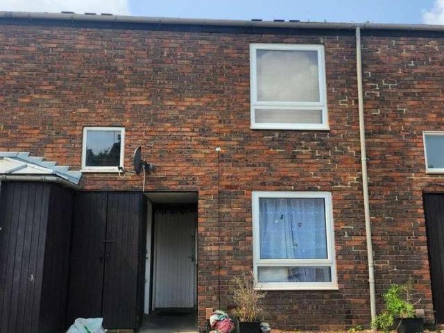 Flat for sale in Yiewsley, Isle Of Man