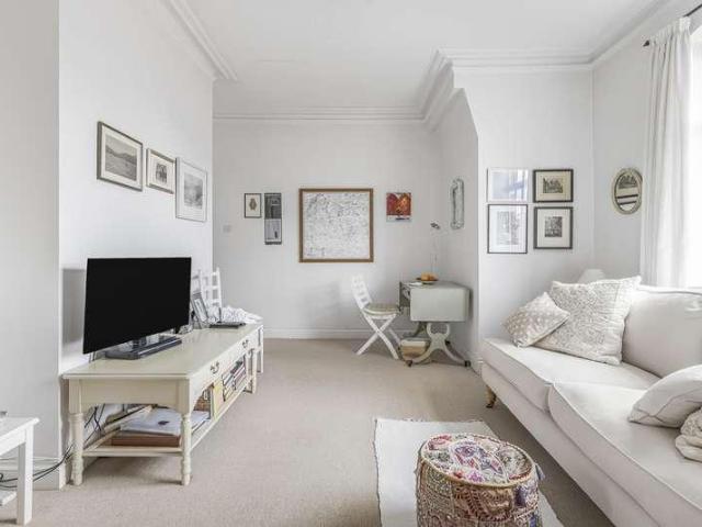 Flat for sale in Victoria, Greater London