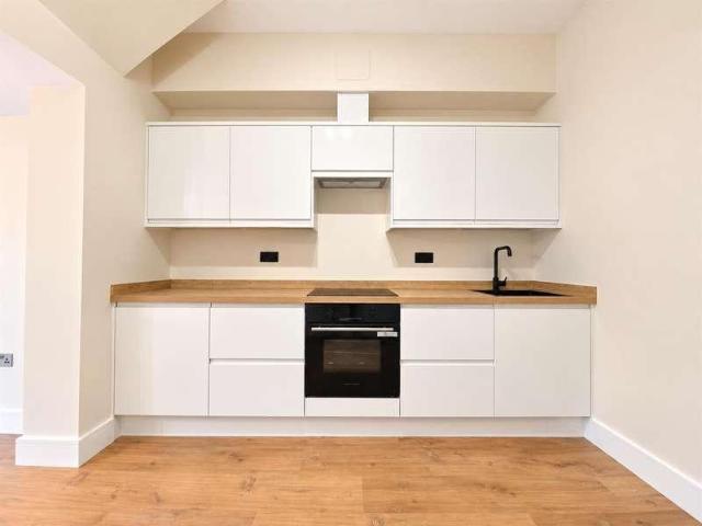 Flat for sale in Bowes Park, Greater London