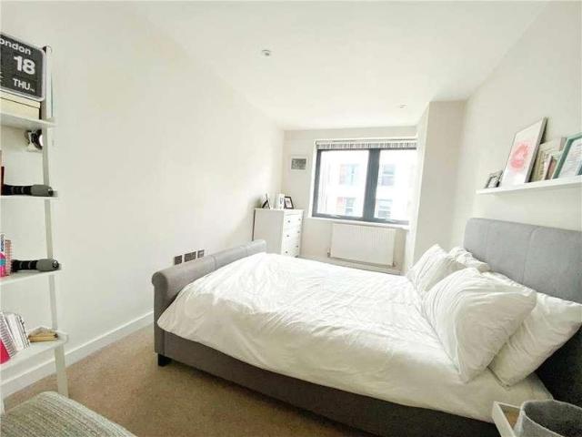 Flat for sale in Roffey, Horsham