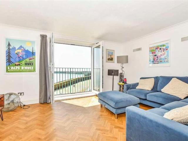 Flat for sale in Folkestone