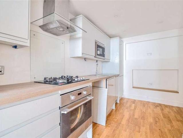 Flat for sale in London Borough of Lewisham, Forest Hill