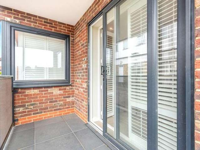 Flat for sale in Chingford, Greater London