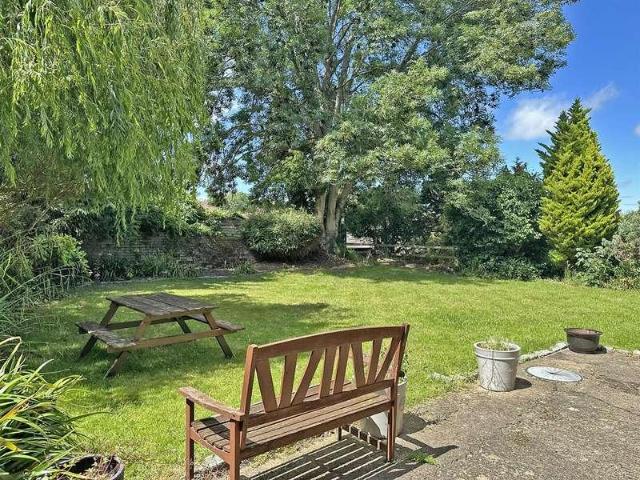 Flat for sale in Red Hill, Surrey