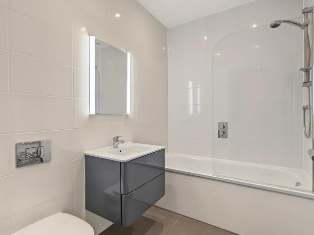 Flat for sale in Brownswood Park, Stoke Newington