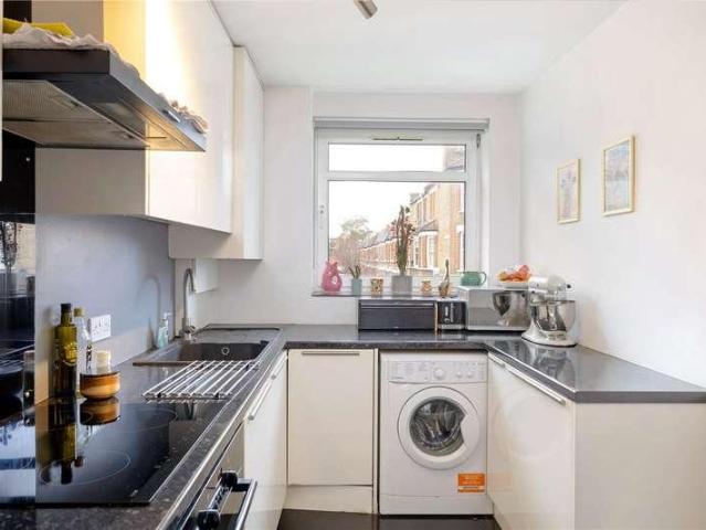 Flat for sale in Clapham, Greater London