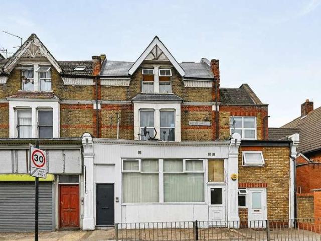 Flat for sale in Harlesden, Greater London
