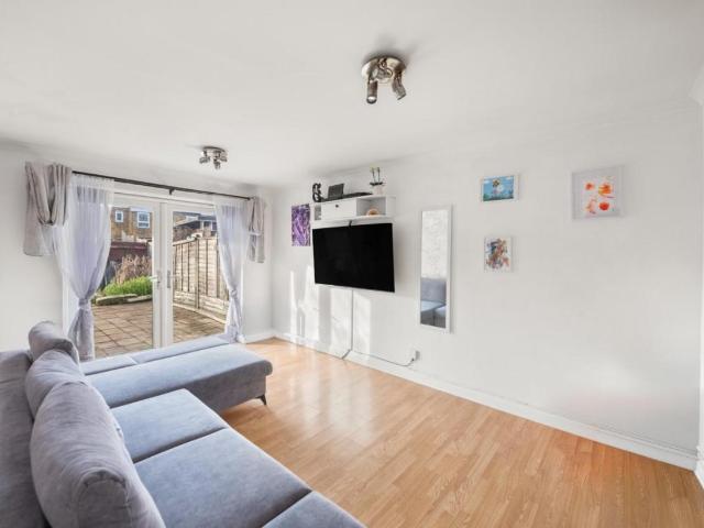 Flat for sale in Hayes, Greater London