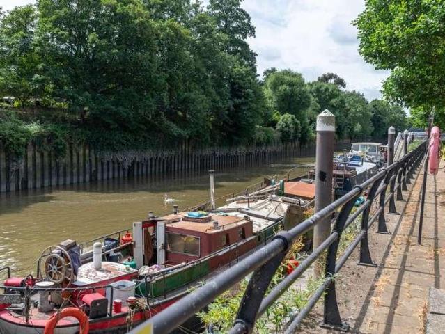 Flat for sale in Brentford, London Borough of Hounslow