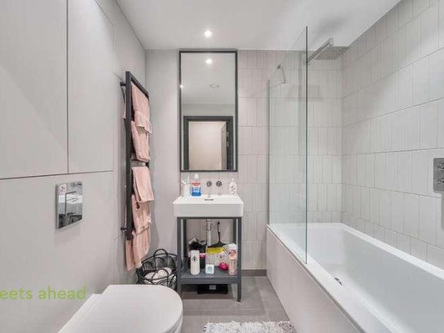 Flat for sale in London Borough of Croydon, Waddon