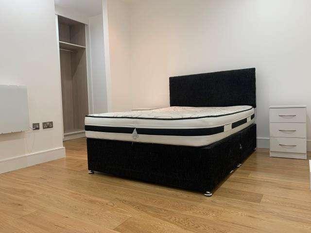 Flat for sale in London Borough of Hounslow, Greater London