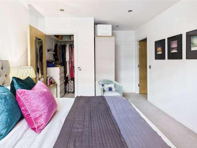 Flat for sale in Streatham, Greater London