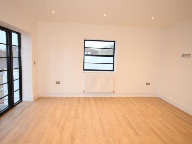 Flat for sale in Berrylands, Greater London