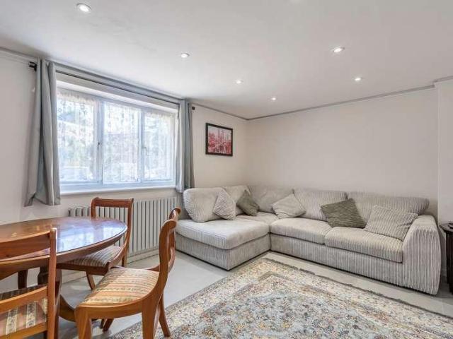 Flat for sale in London Borough of Croydon, Waddon