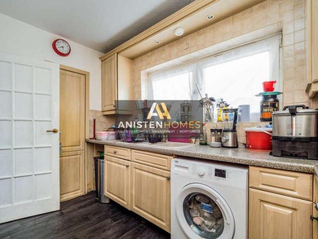 Flat for sale in Thames View, Greater London