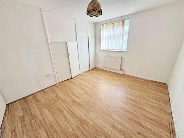 Flat for sale in Oak Hill Park, Calderstones
