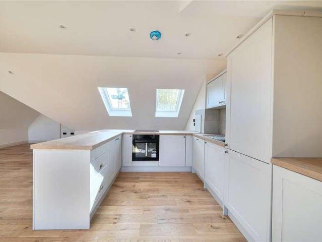 Flat for sale in London Borough of Ealing, Greater London