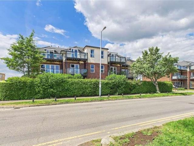 Flat for sale in Windsor, Clewer Green