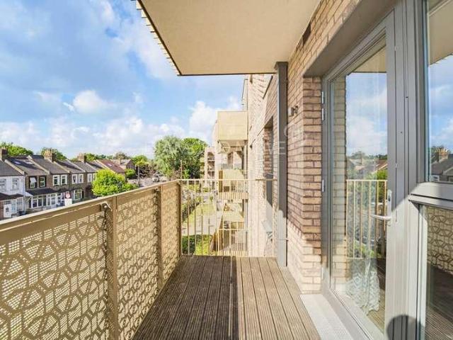 Flat for sale in London Borough of Hounslow, Greater London