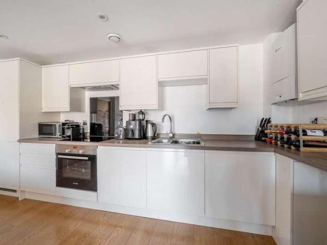 Flat for sale in Sevenoaks, The Butts
