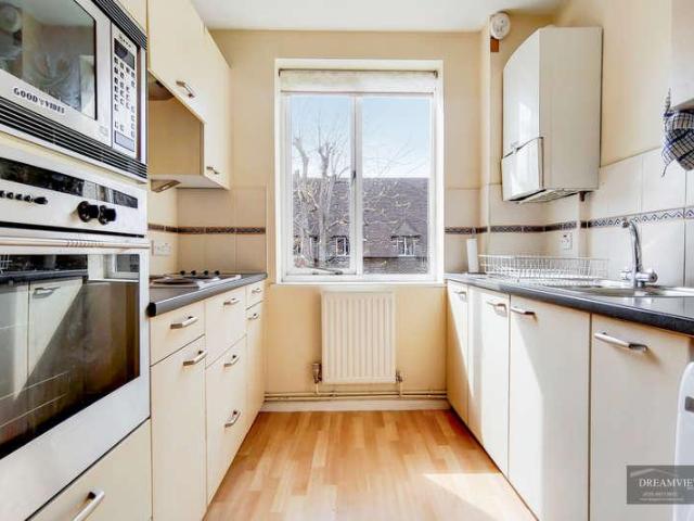 Flat for sale in Temple Fortune, Greater London