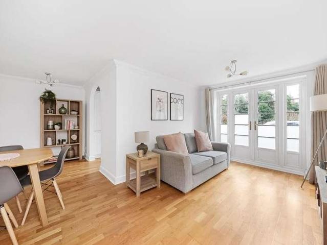 Flat for sale in Dulwich, Greater London